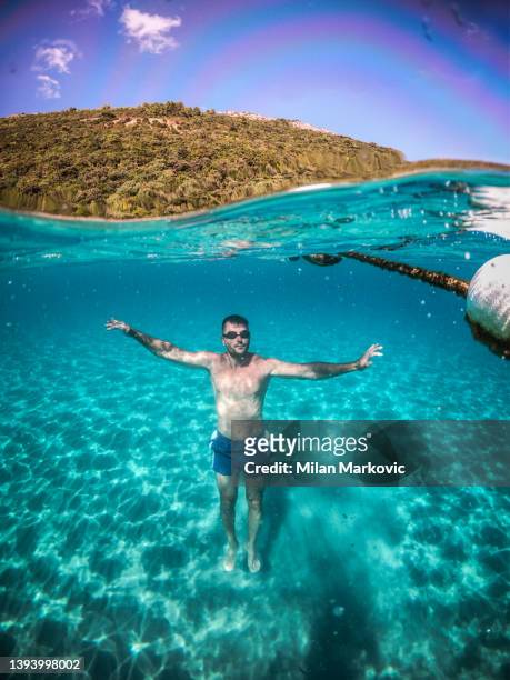 aventuras submarinas de verano - selfie milan fotografías e imágenes de stock
