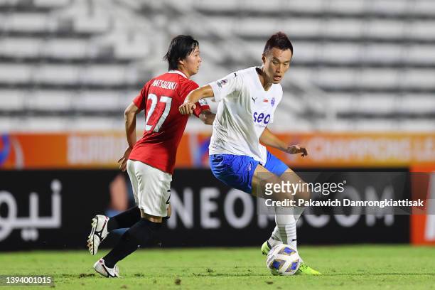Kim Shin-wook of Lion City Sailors controls the ball under pressure of Kai Matsuzaki of Urawa Red Diamonds during the AFC Champions League Group F...