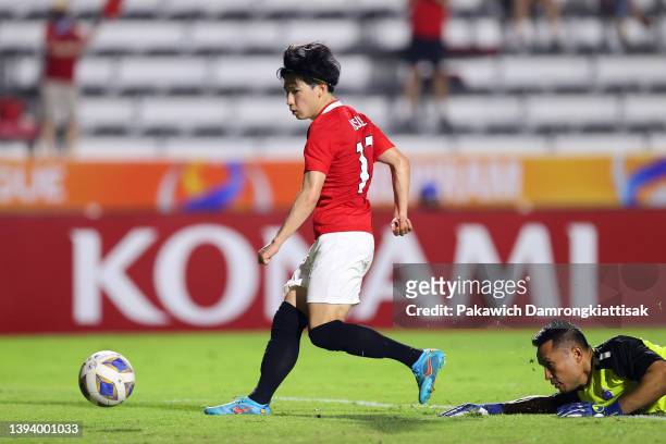 Yusuke Matsuo of Urawa Red Diamonds scores his side's sixth goal during the AFC Champions League Group F match between Urawa Red Diamonds and Lion...