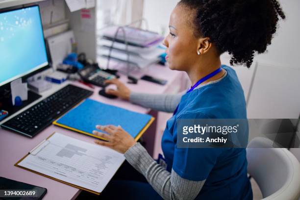 krankenschwester an der rezeption in der privatklinik - communication nurse stock-fotos und bilder