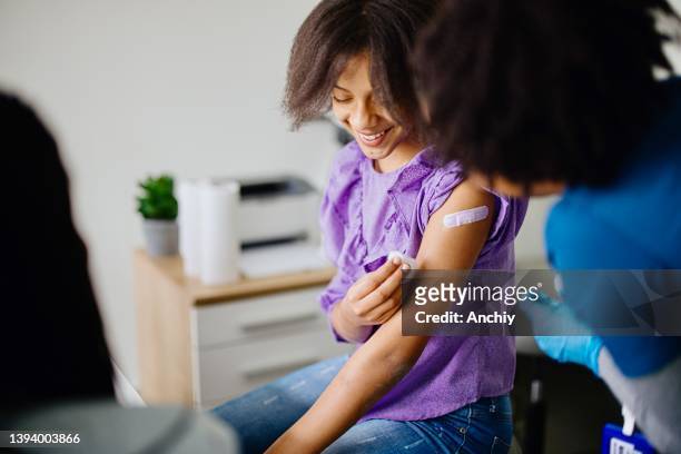 hpvワクチンを受けている十代の少女 - human papilloma virus ストックフォトと画像