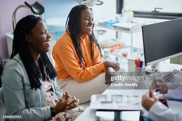 feliz mujer embarazada visita al médico ginecólogo en el hospital o clínica médica para el consultor de embarazo - infertilidad fotografías e imágenes de stock