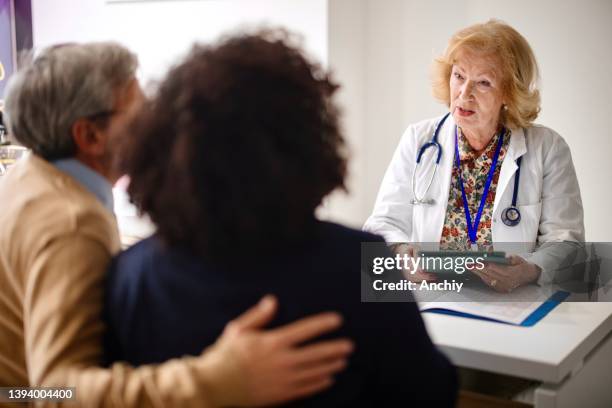 el hombre apoya a sus parejas durante la menopausia - cervix fotografías e imágenes de stock