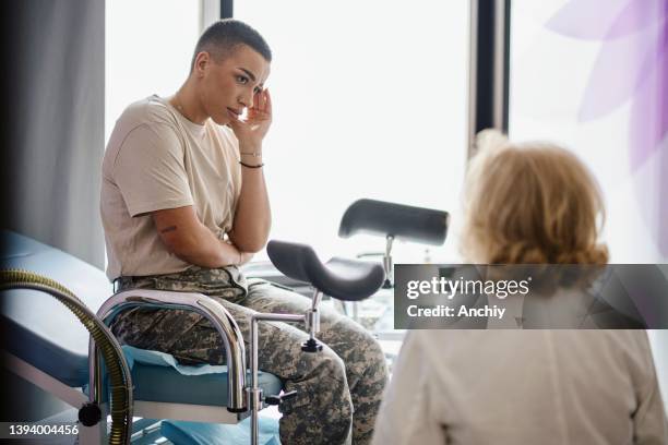 gynecologist doctor going over test results with soldier patient - pap smear 個照片及圖片檔