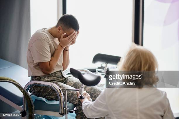 healthcare worker giving support and love to a soldier patient - pap smear 個照片及圖片檔