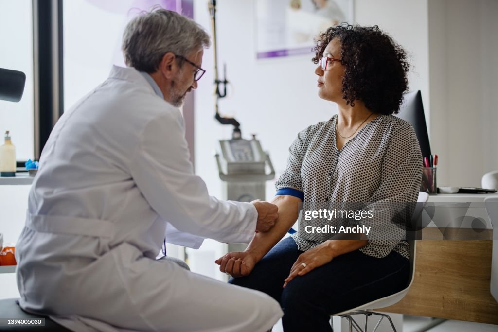 Une femme fait un test sanguin hormonal pour vérifier la ménopause