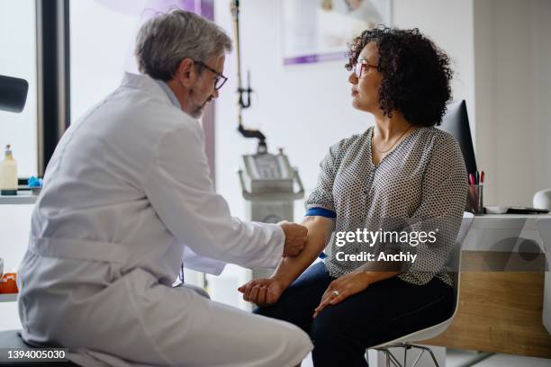 a woman does a hormonal blood test to check for menopause - gory of dead people stockfoto's en -beelden