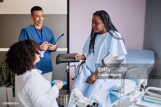 ginecologo che dà consigli al suo paziente dopo aver terminato l'esame - virus del papilloma umano foto e immagini stock