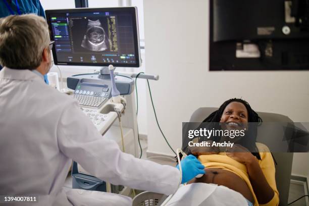 ecografía examen de - pelvic exam fotografías e imágenes de stock