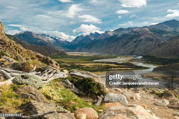 vue d’ensemble de la vallée près d’el chaltén, patagonie, argentine - argentinian photos et images de collection