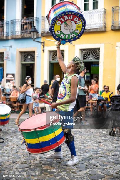 joven escuela de bateristas tocando en el histórico centro pelourinho en salvador - pelourinho fotografías e imágenes de stock