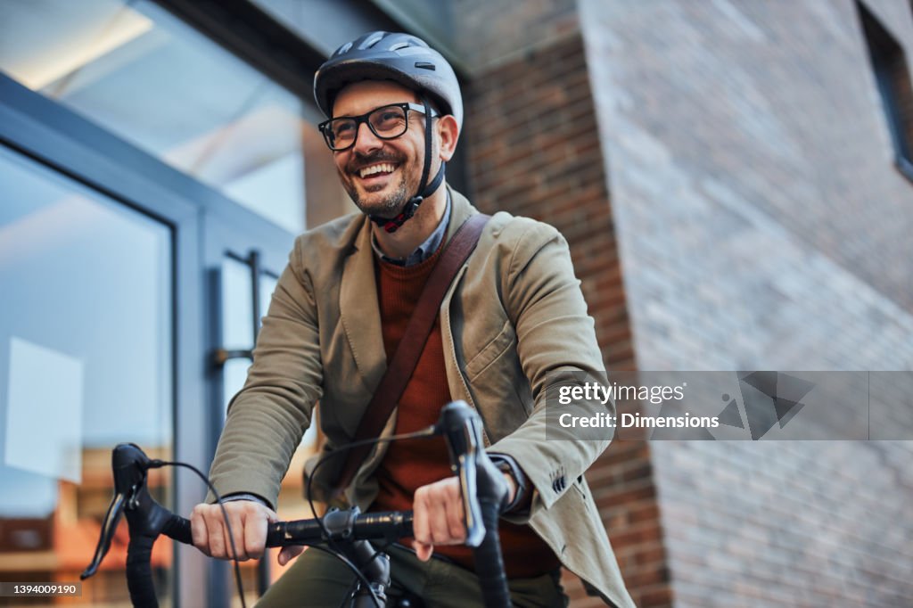 Stadtpendler. Geschäftsmann, der mit dem Fahrrad zur Arbeit fährt