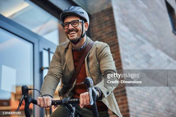 navetteurs urbains. homme d’affaires se rendant au travail à vélo - biking city photos et images de collection