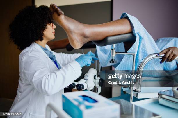 female gynecologist doctor obtaining a cervical smear - ginecologista imagens e fotografias de stock