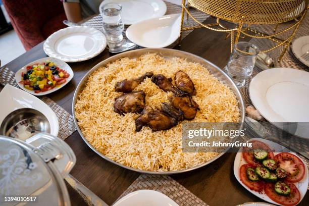 kabsa, saudisches nationalgericht zum teilen - arabic food stock-fotos und bilder