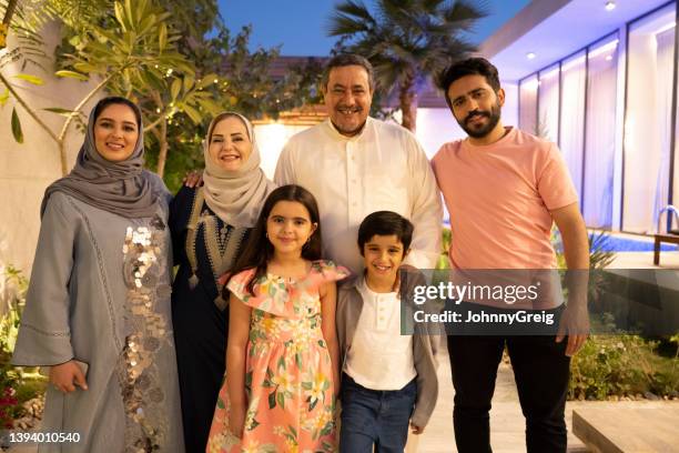 dämmerungsporträt einer saudischen mehrgenerationenfamilie im freien - portrait frau arabisch frontal stock-fotos und bilder