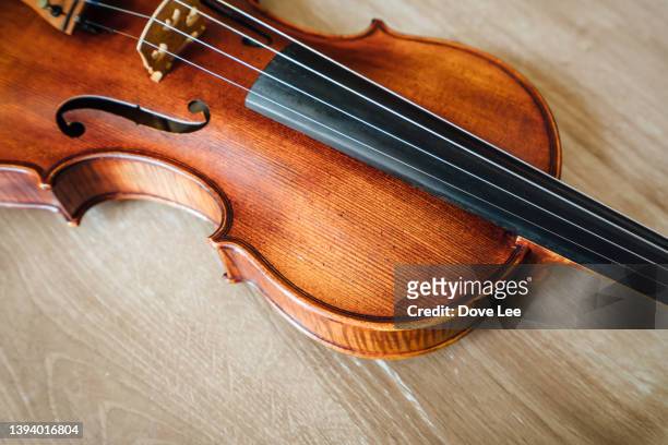 violin - strijkstok stockfoto's en -beelden