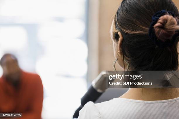 vista trasera de la actriz nerviosa durante la prueba para el papel - audition fotografías e imágenes de stock