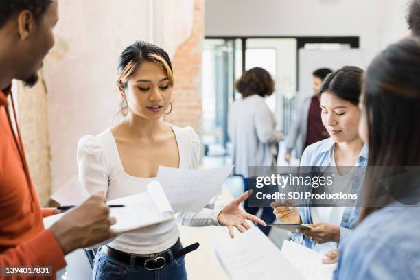 i registi prendono appunti mentre l'attrice legge la parte - industria teatrale foto e immagini stock