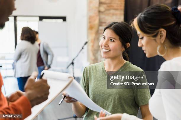 play directors discuss script and casting before tryouts - entertainment evenement stockfoto's en -beelden