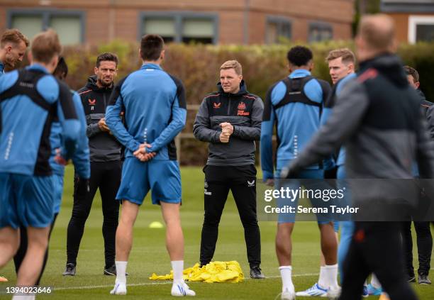 Newcastle United Head Coach Eddie Howe speaks to the players during the Newcastle United Training session at the Newcastle United Training Centre on...