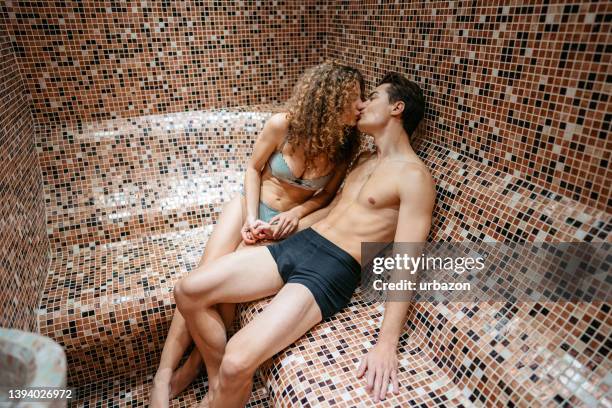 junges paar entspannt sich im spa - couple and kiss and bathroom stock-fotos und bilder