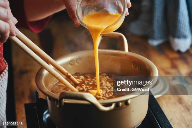 zubereitung von koreanischen würzigen yuk kal beef ramen nudeln - miso stock-fotos und bilder