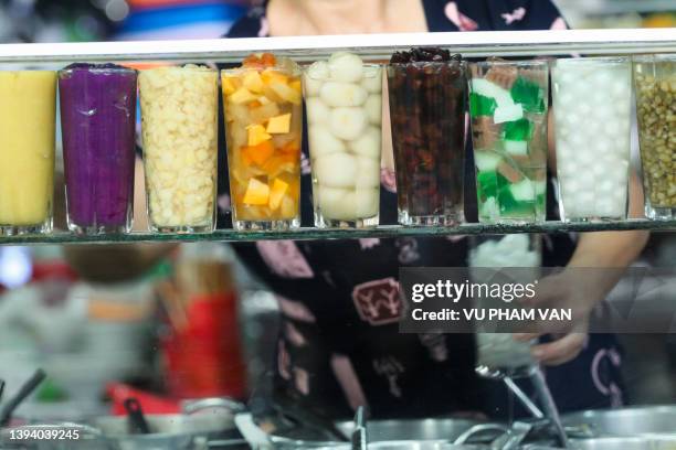 sweet soups and puddings sold at a local market in hue city, vietnam - vietnamese food stock-fotos und bilder