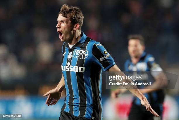 Marten de Roon of Atalanta BC celebrates after scoring their team's second goal during the Serie A match between Atalanta BC and Torino FC at Gewiss...