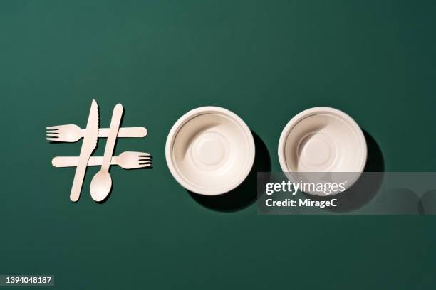 hashtag composed of plastic free disposable tableware - hashtag stock-fotos und bilder