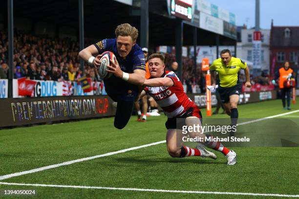 Tom Howe of Worcester Warriors scores a try as Stephen Varney of Gloucester Rugby tackles him in the Premiership Rugby Cup match between Gloucester...