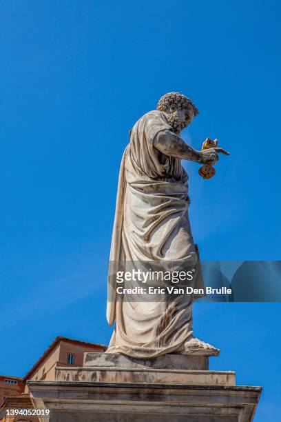 saint peter statue vatican - eric van den brulle stock pictures, royalty-free photos & images
