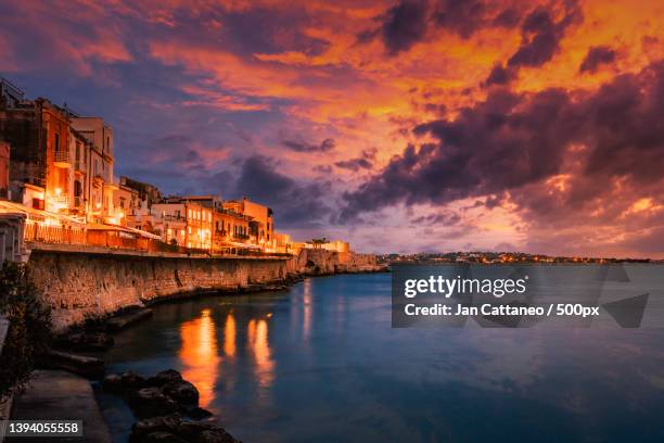 long exposure of ortigia with spectacular sunset over the sea,isola di ortigia,italy - barocco foto e immagini stock