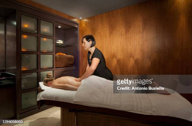 massage in luxury hotel spa - マッサージ台 ストックフォトと画像