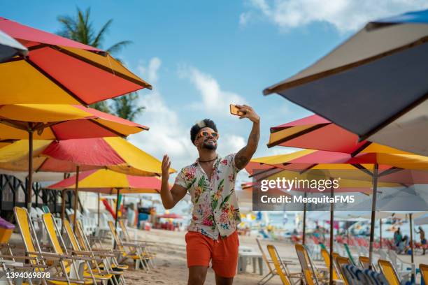 man vlogging on the beach - selfie stock pictures, royalty-free photos & images