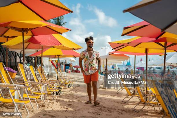 turista en la playa de porto de galinhas - porto galinhas fotografías e imágenes de stock