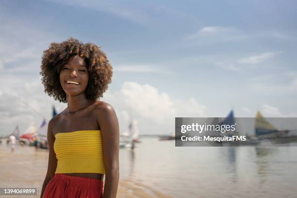 retrato de una joven afro sonriente en la playa - porto galinhas fotografías e imágenes de stock