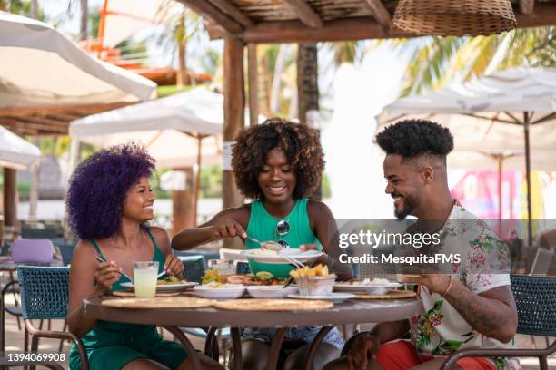 turistas comiendo en el restaurante en la playa - porto galinhas fotografías e imágenes de stock