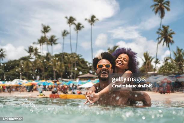 pareja divirtiéndose en la playa de porto de galinhas - kinky couple fotografías e imágenes de stock