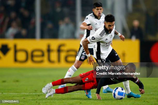 Nicolás De La Cruz of River Plate fights for the ball with Juan Martín Lucero of Colo Colo during a match between Colo Colo and River Plate as part...