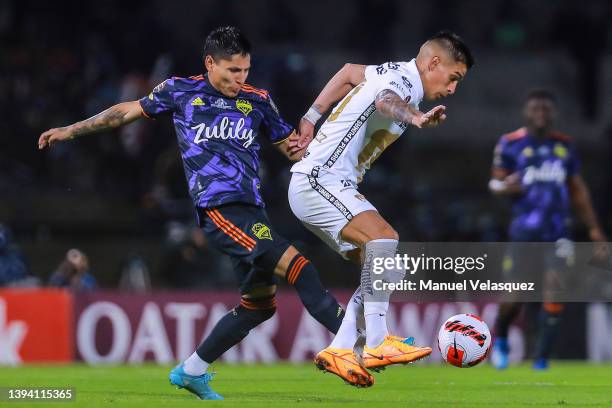 Raúl Ruidíaz of Sounders fights for the ball with Favio Álvarez of Pumas UNAM during the final 1st leg match between Pumas UNAM and Seattle Sounders...
