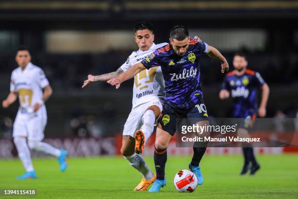 Favio Álvarez of Pumas UNAM fights for the ball with Nicolás Lodeiro of Sounders during the final 1st leg match between Pumas UNAM and Seattle...