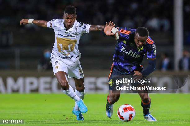 Washington Corozo of Pumas UNAM fights for the ball with Yeimar Gómez of Sounders during the final 1st leg match between Pumas UNAM and Seattle...