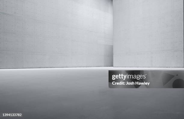 empty concrete wall background - empty studio ストックフォトと画像