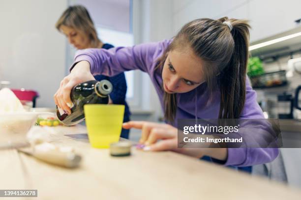 mutter und tochter bereiten zu hause essen zu. - dressing room stock-fotos und bilder