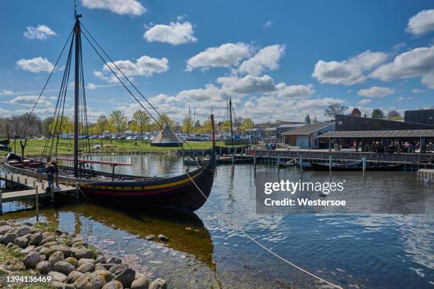 barcos vikingos en el puerto de roskilde desde el cercano museo - roskilde dinamarca fotografías e imágenes de stock