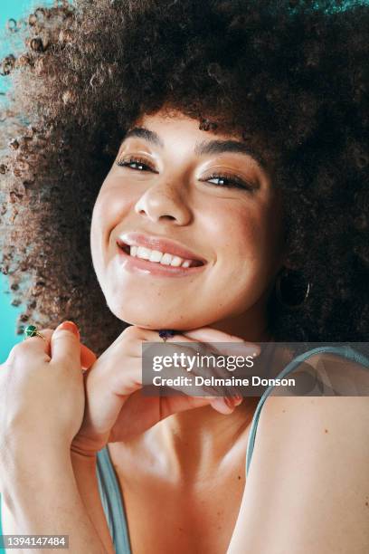 mixed race model with afro posing in the studio - jade gemstone stockfoto's en -beelden