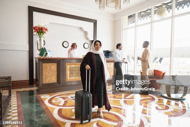 saudi businesswoman with luggage departing riyadh hotel - 33 arches stock pictures, royalty-free photos & images