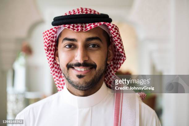 indoor-porträt eines bärtigen saudischen mannes in den späten 20er jahren - saudi guy stock-fotos und bilder