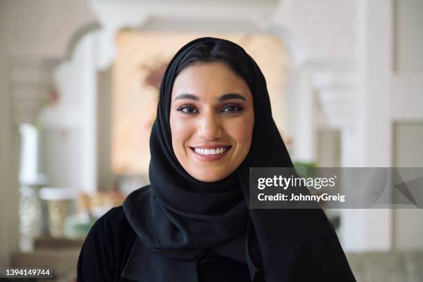 headshot of early 20s middle eastern woman - modern arab woman stockfoto's en -beelden